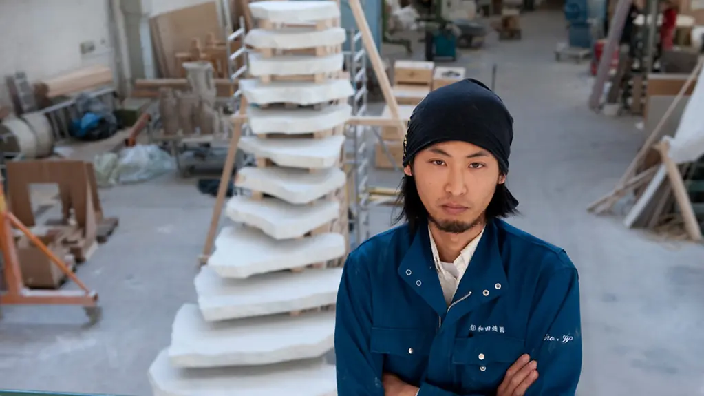 Bildhauer Reijiro Wada aus Japan in Bildhauerwerkstatt.