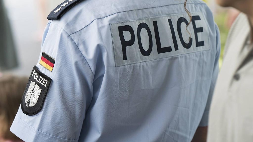Chemise d’uniforme avec l’inscription « Police »
