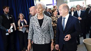 Bundeskanzler Olaf Scholz bei der Jubiläumsfeier zum 25-jährigen Bestehen der Europäischen Zentralbank mit Christine Lagarde, Präsidentin der Europäischen Zentralbank (EZB).