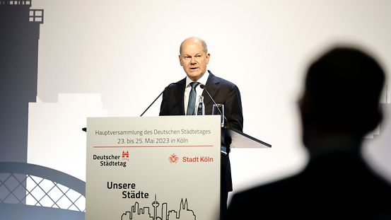 Bundeskanzler Scholz bei seiner Rede bei der Hauptversammlung des Deutschen Städtetages in Köln