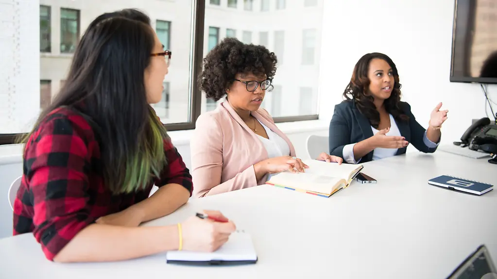Drei junge BIPoC diskutieren