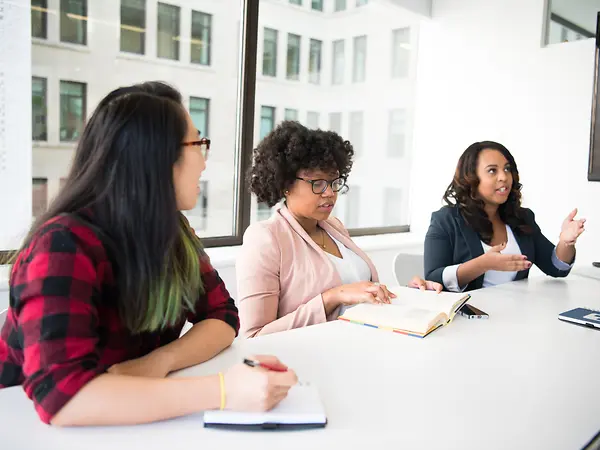 Drei junge BIPoC diskutieren