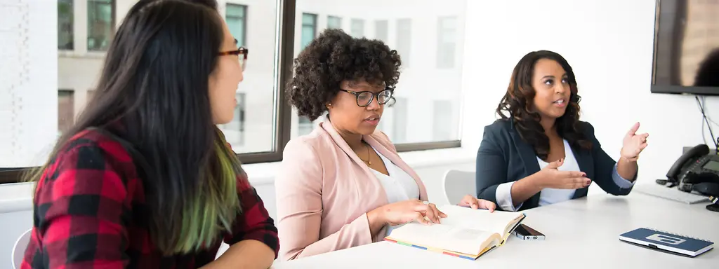 Drei junge BIPoC diskutieren