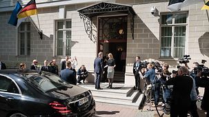 Bundeskanzler Olaf Scholz wird von Kaja Kallas, Estlands Ministerpräsidentin, begrüßt.