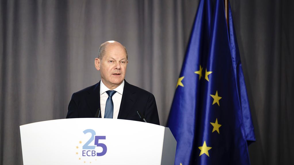 Le chancelier fédéral Olaf Scholz, aux côtés de Christine Lagarde, présidente de la BCE, participe aux célébrations du 25e anniversaire de la Banque centrale européenne.