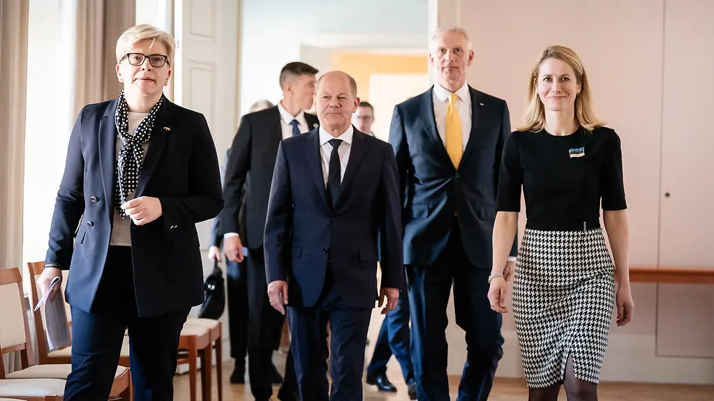 Kanzler Scholz mit den Ministerpräsidentinnen Kaja Kallas (Estland) und Ingrida Šimonytė (Litauen) sowie Ministerpräsident Krišjānis Kariņš (Lettland) 