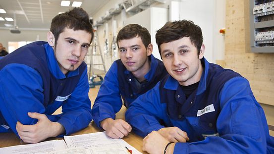 Drei Auszubildende der Firma HBS Elektrobau GmbH in Schleiz/Thüringen. Viele Azubis kommen aus Spanien, Rumänien oder Ungarn.