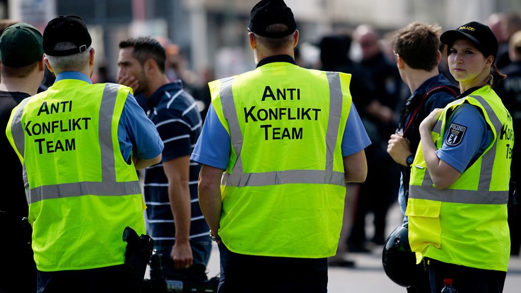 Polizeibeamte vom Anti-Konflikt-Team stehen an der Jannowitzbrücke in Berlin während einer Demonstration gegen einen Aufmarsch der NPD zusammen.