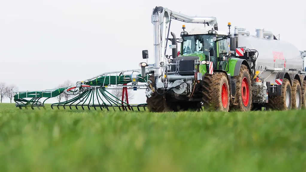 Ein Landwirt düngt mit Gärresten aus einer Biogasanlage ein Feld.