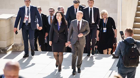 Bundeskanzler Olaf Scholz mit Vjosa Osmani-Sadriu, Präsidentin des Kosovo, beim Treffen der Europäischen Politischen Gemeinschaft.