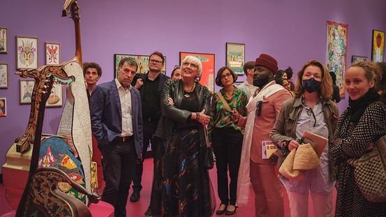 Kulturstaatsministerin Roth besucht zusammen mit dem neuen Intendanten Ndikung die Ausstellung "O Quilombismo" im neu eröffneten Haus der Kulturen der Welt