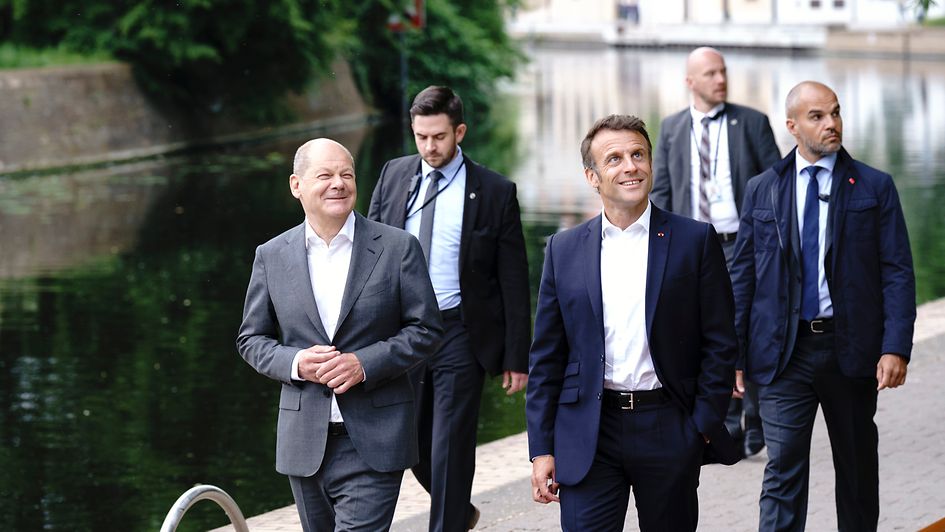 Bundeskanzler Olaf Scholz mit dem französischen Präsidenten Emmanuel Macron in Potsdam
