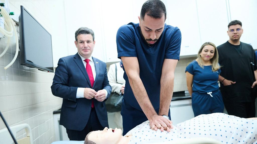 Federal Employment Minister Heil on a visit to a training centre for nursing staff in Brazil.