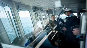 Bundeskanzler Olaf Scholz während eines Besuchs bei der Marine vor Rostock.