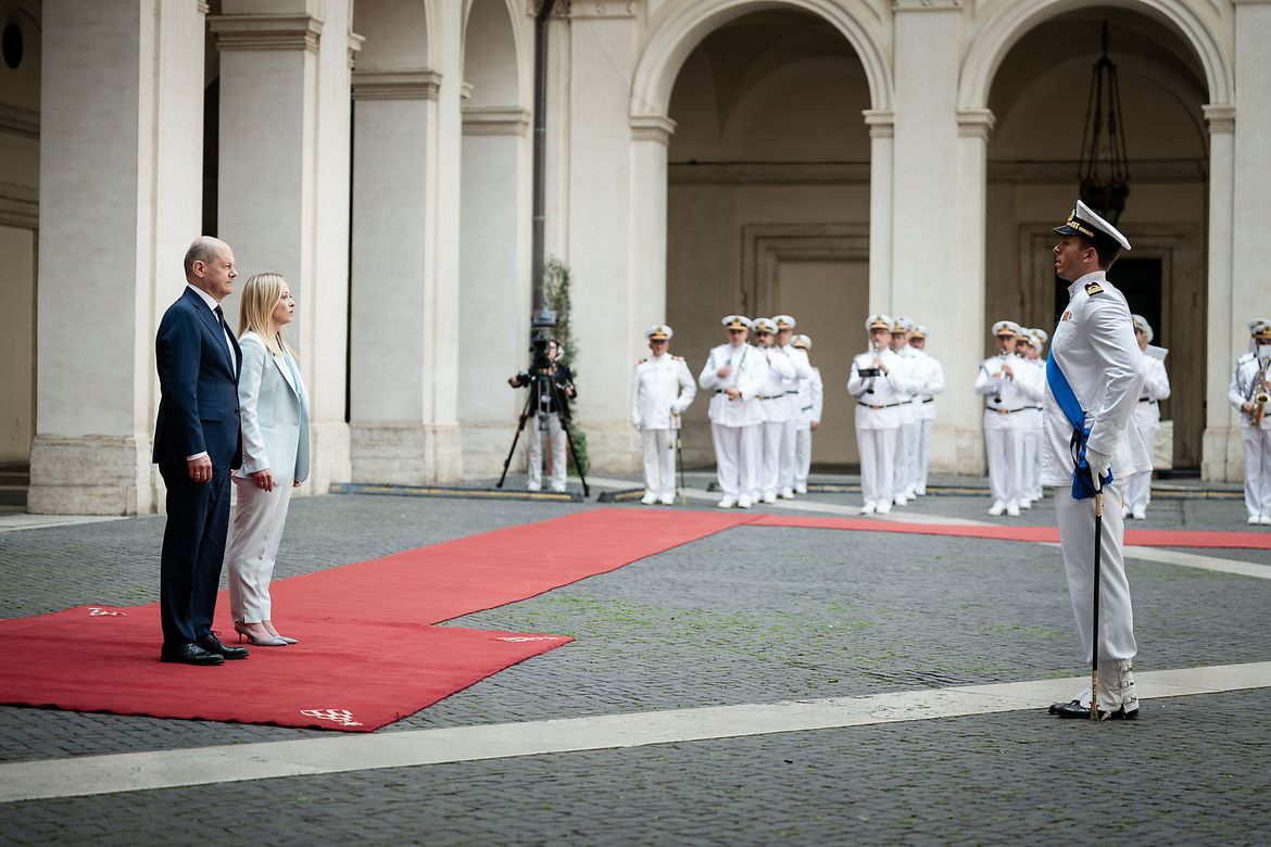 Bundeskanzler Olaf Scholz mit Giorgia Meloni, Italiens Ministerpräsidentin, bei der Begrüßung mit militärischen Ehren.