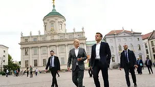 Bundeskanzler Olaf Scholz im Gespräch mit Emmanuel Macron, Frankreichs Präsident, 