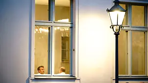 Bundeskanzler Olaf Scholz im Gespräch mit Emmanuel Macron, Frankreichs Präsident, 