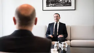 Bundeskanzler Olaf Scholz im Gespräch mit Irakli Garibaschwili, Georgiens Premierminister.
