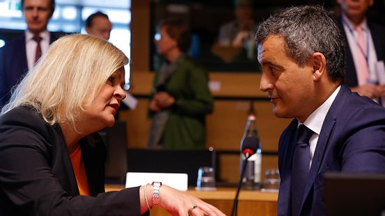 Bundesinnenministerin Faeser spricht beim EU-Rat mit ihrem französischen Amtskollegen Gerald Darmanin.