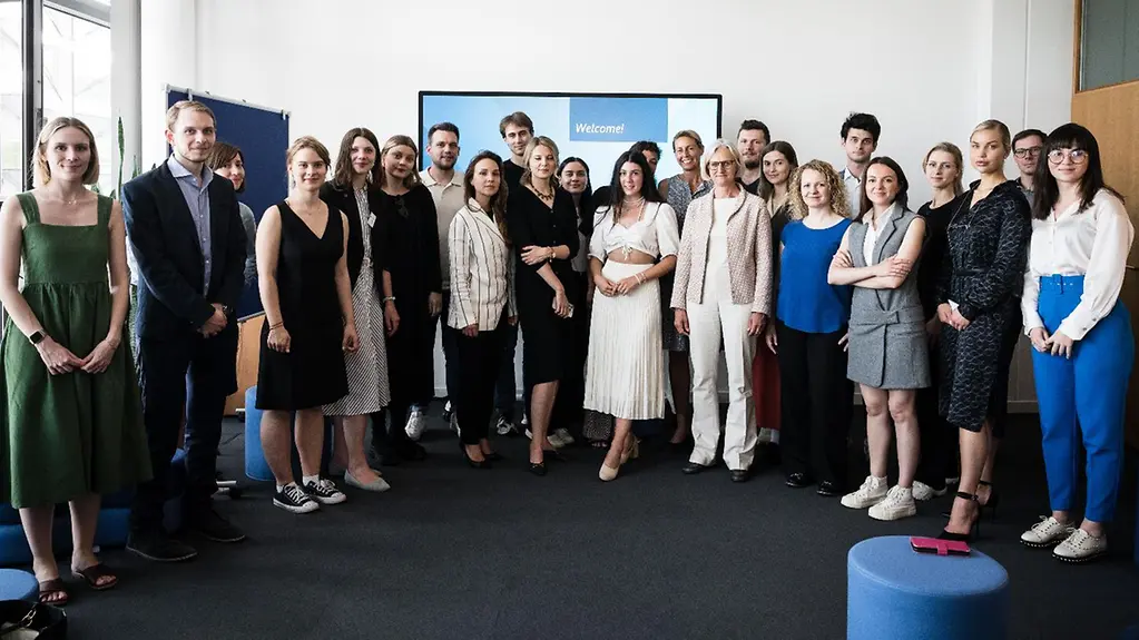 Die Erste Stellvertretende Sprecherin der Bundesregierung, Christiane Hoffmann (10. v.l.) mit Influencerinnen und Influencer aus der Ukraine, Deutschland, Tschechien und dem Baltikum.
