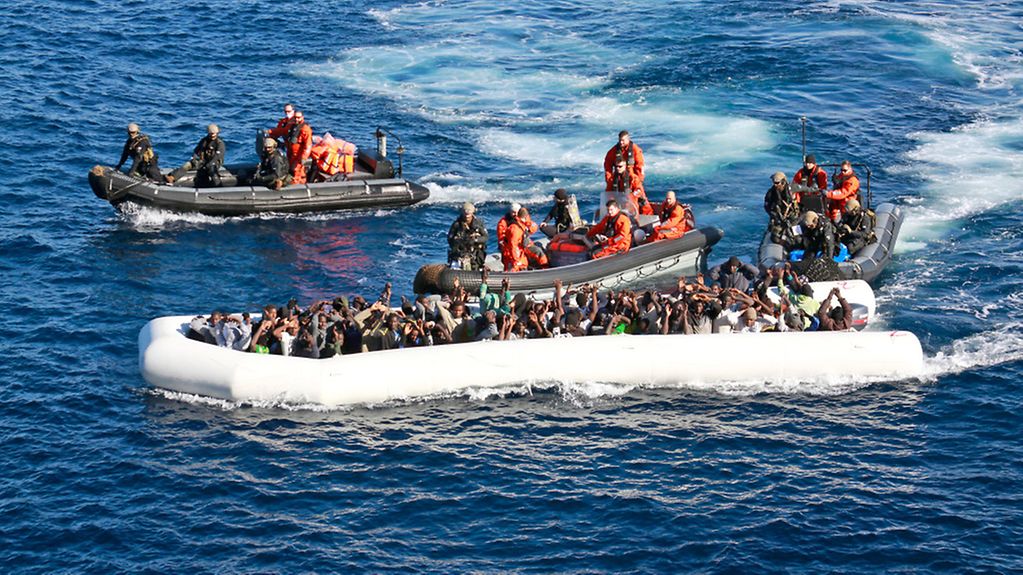 Soldaten des Einsatzgruppenversorgers Berlin retten vor der libyschen Küste mehr als 500 Personen aus seeuntauglichen Booten.