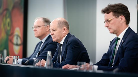 Bundeskanzler Scholz während der Pressekonferenz nach der Ministerpräsidentenkonferenz im Kanzleramt. Neben ihm die Ministerpräsidenten Weil und Wüst.
