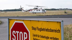 Ein Hubschrauber mit Olaf Scholz an Bord landet auf dem Fliegerhorst in Schleswig.