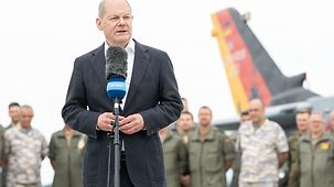 Bundeskanzler Olaf Scholz beim Besuch der Luftwaffe