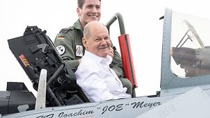 Bundeskanzler Olaf Scholz an Bord eines Eurofighters.