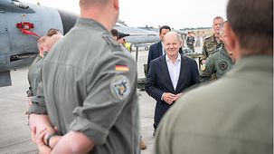 Bundeskanzler Olaf Scholz beim Besuch der Luftwaffe