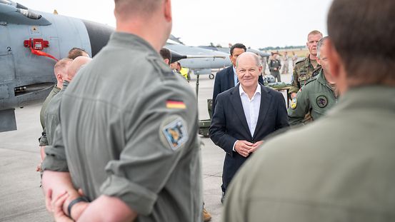 Bundeskanzler Olaf Scholz bei einem Besuch der Luftwaffe.