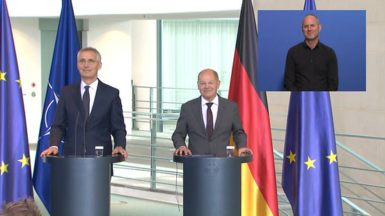 Bundeskanzler Scholz gibt Generalsekretär der NATO, Jens Stoltenberg, die Hand. 