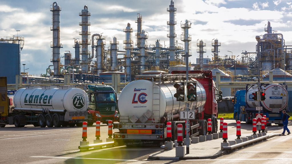 Lastwagen liefern Chemikalien an ein Chemiewerk in Leuna