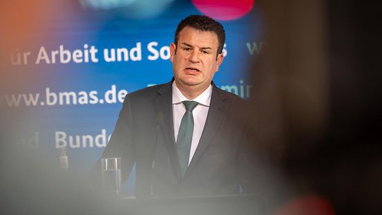 Hubertus Heil (SPD), Bundesminister für Arbeit und Soziales, spricht bei einem Pressestatement nach der Vorstellung des Vorschlags der Mindestlohnkommission für den künftigen Mindestlohn.