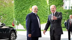 Bundeskanzler Olaf Scholz begrüßt José Ramos-Horta, Staatspräsident von Timor-Leste, im Hof des Bundeskanzleramtes.