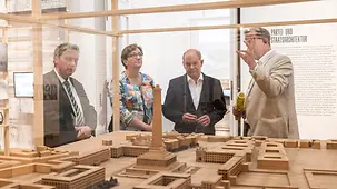 Bundeskanzler Olaf Scholz in der Ausstellzung "Macht Raum Gewalt" zusammen mit Bauministerin Klara Geywitz.