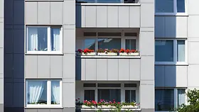Wohnblock mit Blumenkästen an den FEnstern