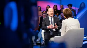 Bundeskanzler Olaf Scholz im Gespräch mit Sandra Maischberger.