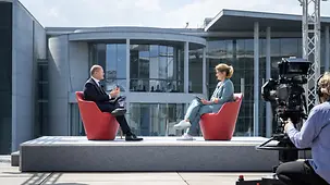 Bundeskanzler Olaf Scholz während eines Interviews.