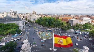 tadtansicht mit der Fahne von Spanien