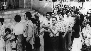 Eine lange Schlange bildete sich schon vor der Öffnung des Wahllokals in einem Arbeitervorort von Barcelona. Nach 41 Jahren Franco-Diktatur sind 23 Millionen Spanier aufgefordert, am 15. Juni 1977 ihr Parlament zu wählen.
