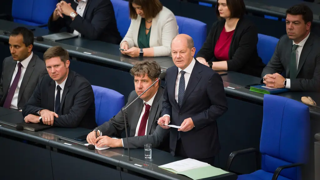 Le chancelier fédéral Olaf Scholz répond aux députés du Bundestag