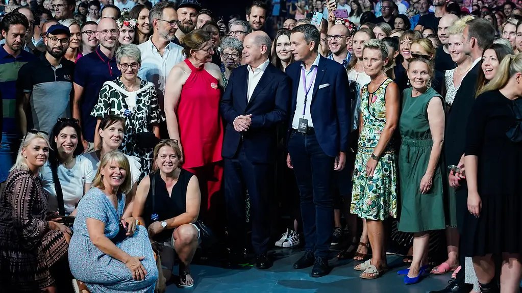 Bundeskanzler Scholz mit Mitarbeiterinnen und Mitarbeitern der drogeriemarktkette dm