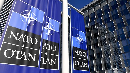 Drei NATO-Flaggen vor dem NATO-Hauptquatier.
