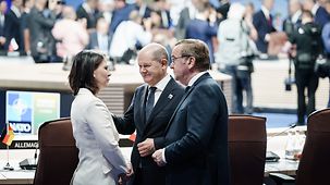 Bundeskanzler Scholz im Gespräch mit Boris Pistorius und Annalena Baerbock