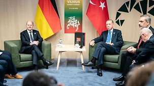 Bundeskanzler Scholz trifft den türkischen Präsidenten Recep T. Erdogan am Rande des NATO-Gipfels.