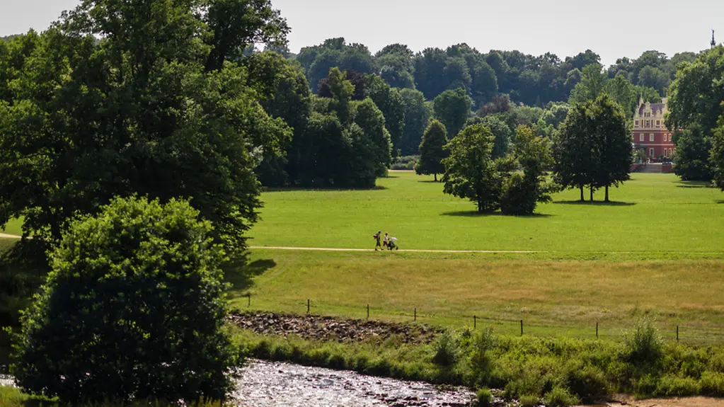 Das Neue Schloss mit dem Fluss Neisse im Fürst-Pückler-Park