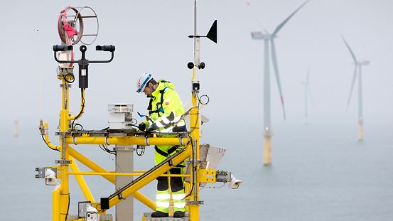 Ein Techniker arbeitet auf Umspannstation eines Windparks bei Sylt