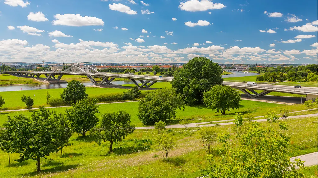 Die Waldschlößchenbrücke über der Kulturlandschaft Dresdner Eltbal.