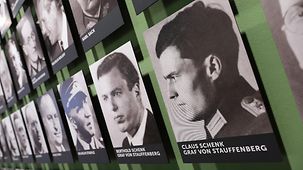 Tafel mit Porträts von Mitgliedern des deutschen Widerstands im Zweiten Weltkrieg